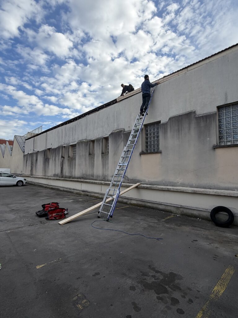 93 Pantin : anti pigeon : dépose d’une ancienne gouttière puis  pose de planche de rive et d’une nouvelle gouttière, puis pose de treillis métallique soudé pour éviter que les pigeons ne reviennent dans les combles.