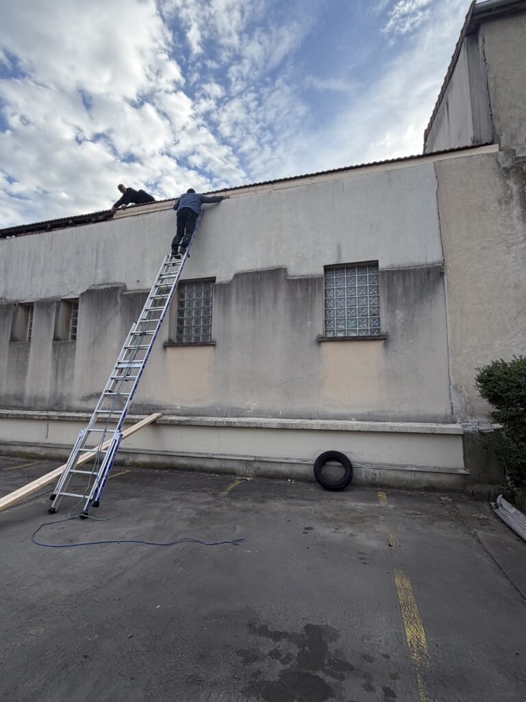 93 Pantin : anti pigeon : dépose d’une ancienne gouttière puis  pose de planche de rive et d’une nouvelle gouttière, puis pose de treillis métallique soudé pour éviter que les pigeons ne reviennent dans les combles.