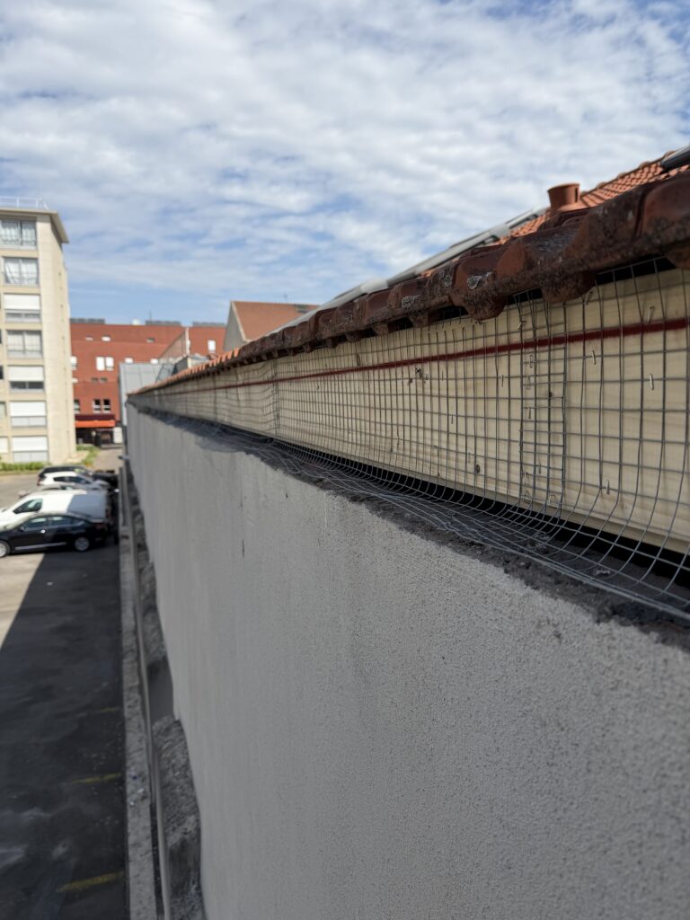 anti pigeon : dépose d’une ancienne gouttière puis  pose de planche de rive et d’une nouvelle gouttière, puis pose de treillis métallique soudé pour éviter que les pigeons ne reviennent dans les combles.